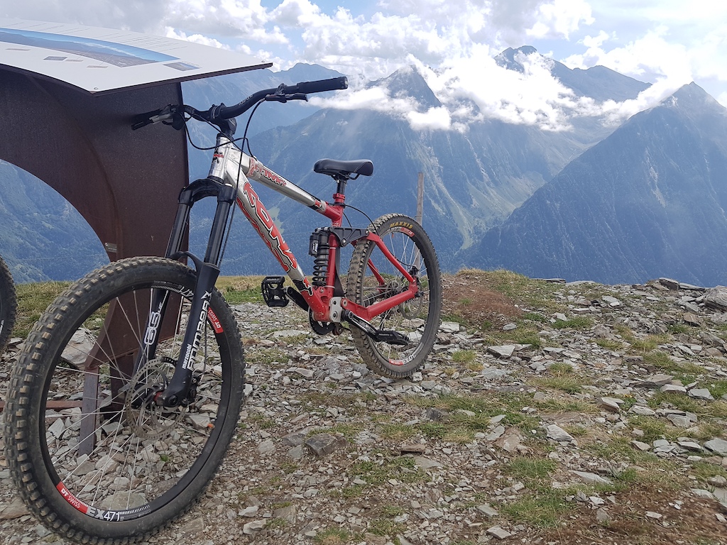 Maiden ride for my home-made wheels in Saint-Lary bike park in Pyrénées. No issue at all, perfect set-up for a perfect ride, still loving my old spad so much!