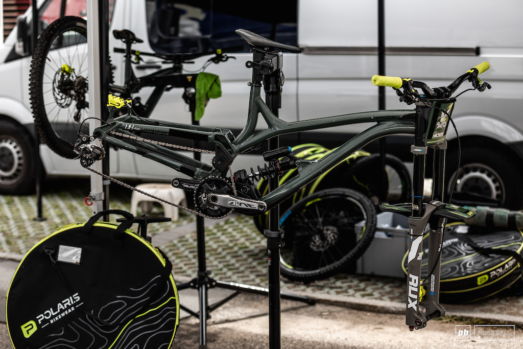 It s great to see a slightly different component spec on the SR Suntour Commencal bikes.