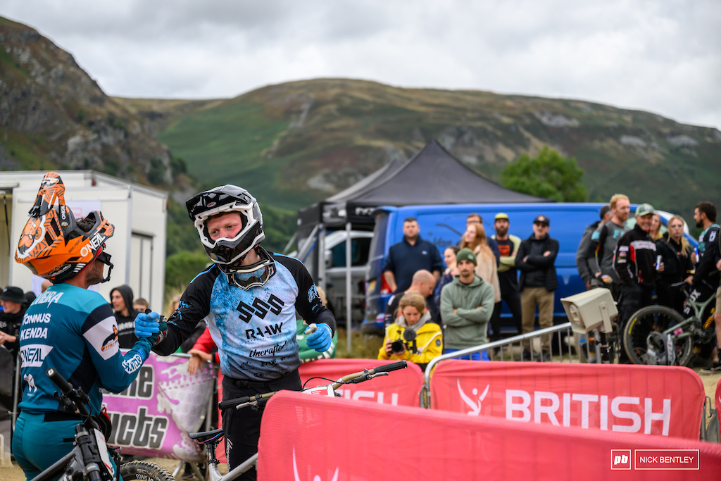 A great moment, where the current reigning National Series Champion congratulated the new 2022 National Series Champion - you couldn't hope to find two nicer guys in UK Downhill