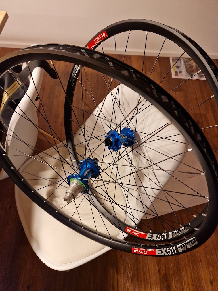 32h hope pro 4 hubs + dt swiss doblebutted 2/1,8 spokes and dt swiss ex511 29" rims.

On stock e13lg1+ en wheela rear hub locked up, got a new one from warranty, but could not trust it anymore, so made my own wheelset
