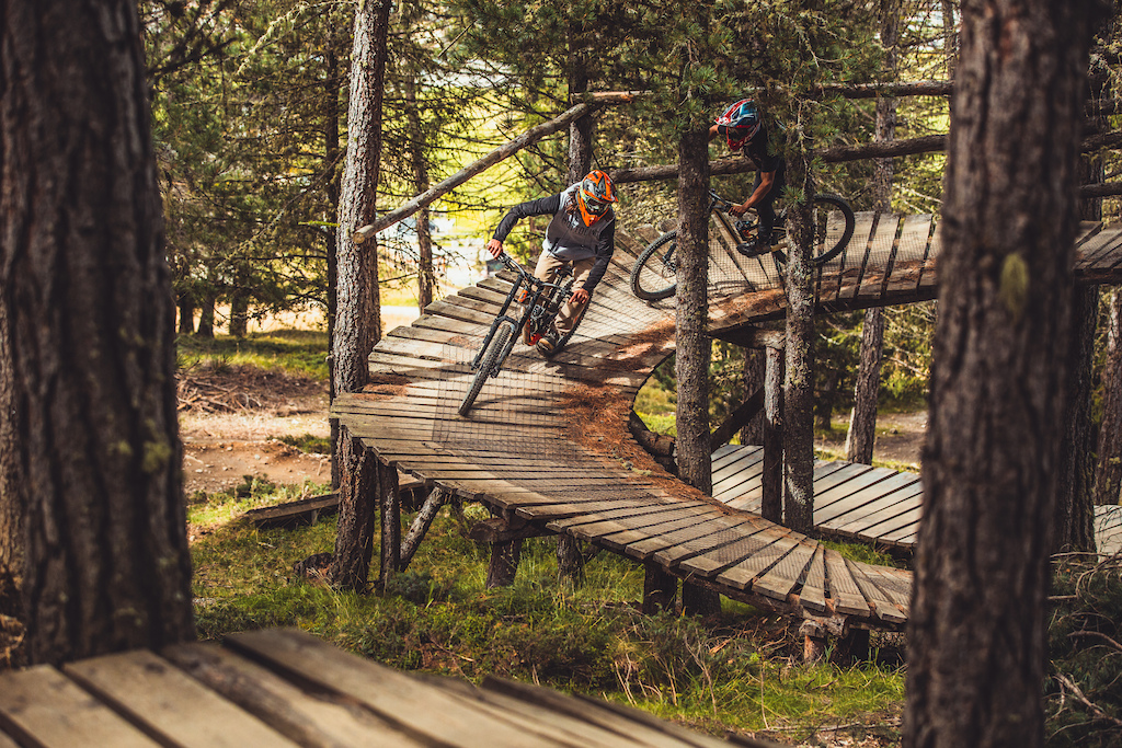 Two riders in the woods at Mottolino-Bike-Park Livigno via Gravity Card