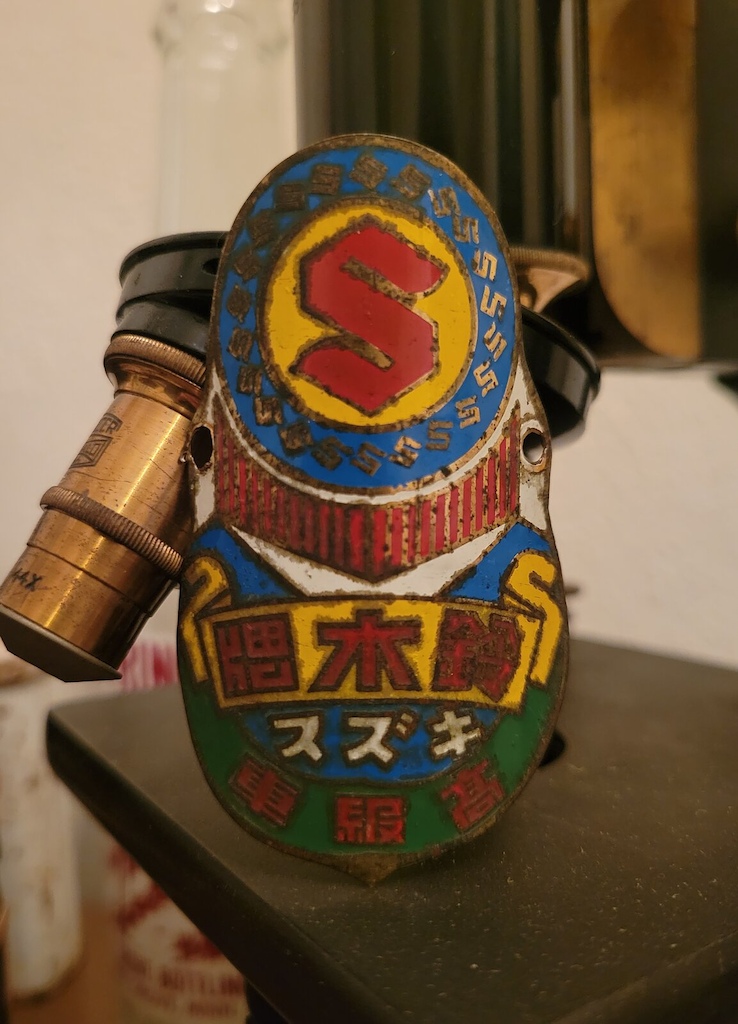 Suzuki Head Badge, tryin to get the translation for someone... @nikoniko can you help?

red characters on yellow banner, white characters on blue part, & red characters on green part.

Thanks!