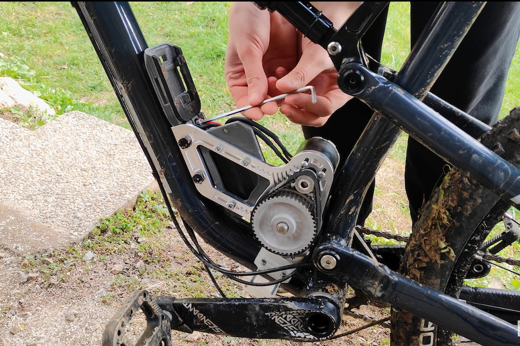 College Student Builds 2.5 kg Removable E-Bike Motor For $300 - Pinkbike