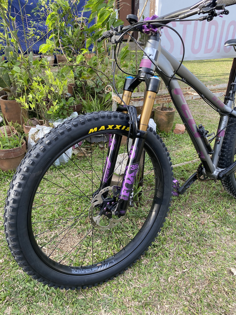 Compared to the stock RockShox REBA forks (32mm tubes), the Fox Factory 36's made the MAXXIS Minion DHF tire (27.5 x 2.8) seem not so huge.