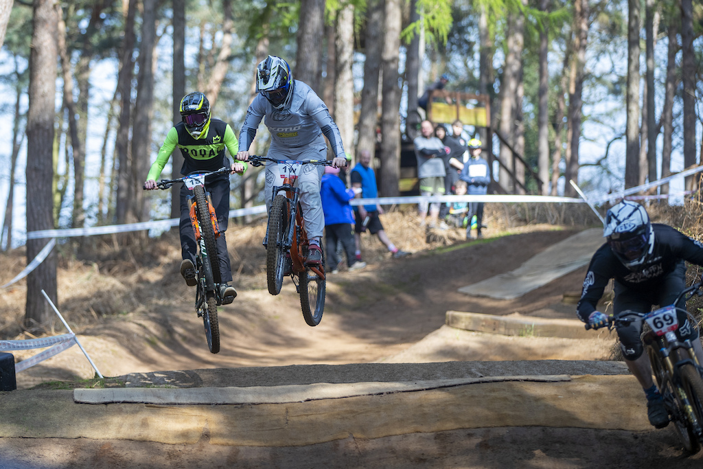 Last year's 4X Pro-tour Champion and National Series Champion Josie McFall decided to mix it up with the lads this weekend and race amongst the senior men, with Josie managing to hold her own, although things didn't finish up quite how she wanted taking home sixth