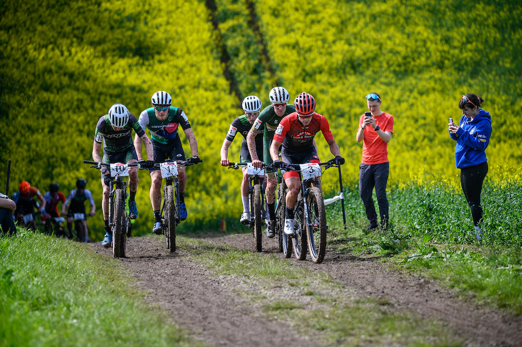 It was a close battle in the men s elite field with riders keeping wheel to wheel throughout the 8 lap race