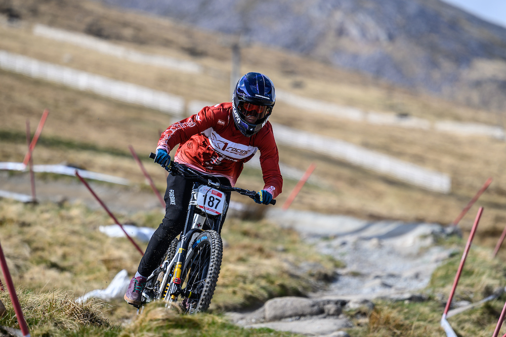 Lisa Bouladou looked so fast all weekend. There s clearly a big future ahead of this young French rider she took the win in the women s junior race by 10 seconds