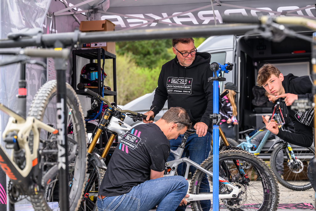 and plenty of pre-race tweaks happening in the pits on Sunday morning