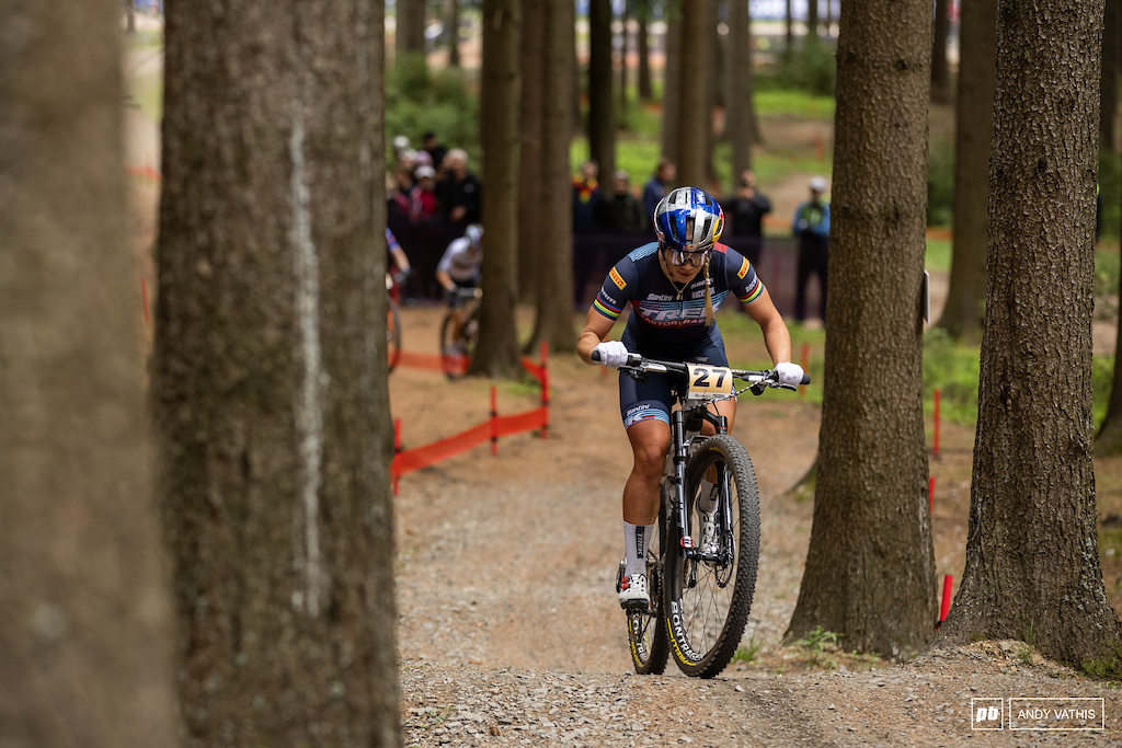An early gap opened up between Evie Richards and everyone else. She lead the race until an unfortunate flat had her fighting back settling for fourth.