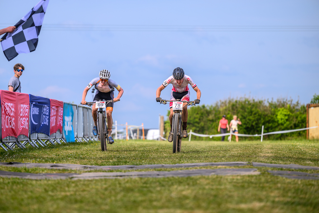 One of many sprint finishes of the weekend, Charles Hart and Harry Howlett took it to the line in the Men's Junior race, with Charles pipping Harry to ninth place and Harry rounding off the top ten