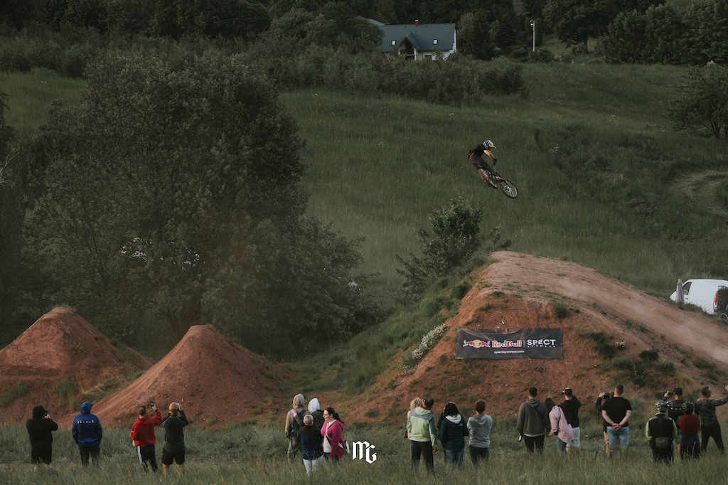 Sunset madness at Fest Sessions Polska! Witnessed mind-blowing stunts as some of the world's top riders soared over massive jumps! The golden hour added a breathtaking aura to these action-packed moments.

Thanks to @szymongodziek for organizing this epic event that pushes the boundaries of what's possible on two wheels.  Grateful for the opportunity to capture these jaw-dropping feats.