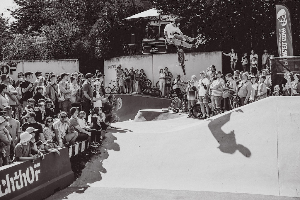 That's definitely one of my favorite pictures from this weekend. It captures everything that makes the Butcher Jam special: perfect ramps, a large crowd of spectators, and BMX riders like Alessandro who love showcasing their skills on the BMX.