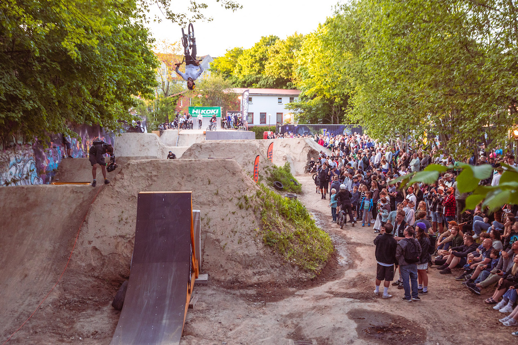 The grand finale of Saturday evening is always the Dirt Contest at the Butcher Jam. Anyone can participate in this contest, and it follows a jam format. Essentially, the Dirt Contest is a big party where riders showcase their best tricks, and the spectators cheer as loudly as they can.