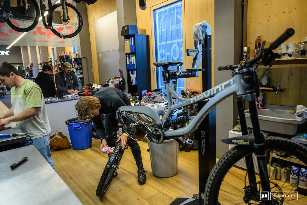 So with all the big trucks in town, its easy to forget the little guys but the Guys at Epic bike shop at the bottom of the Revier hotel put on a Privateer workshop. Makeing sure the privateers keep running all weeked