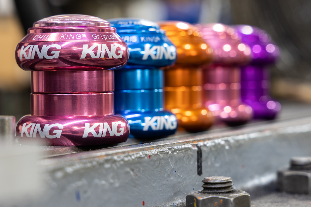 y)Chris King ボトムブラケット ピンク Chris King Pretty & Strong