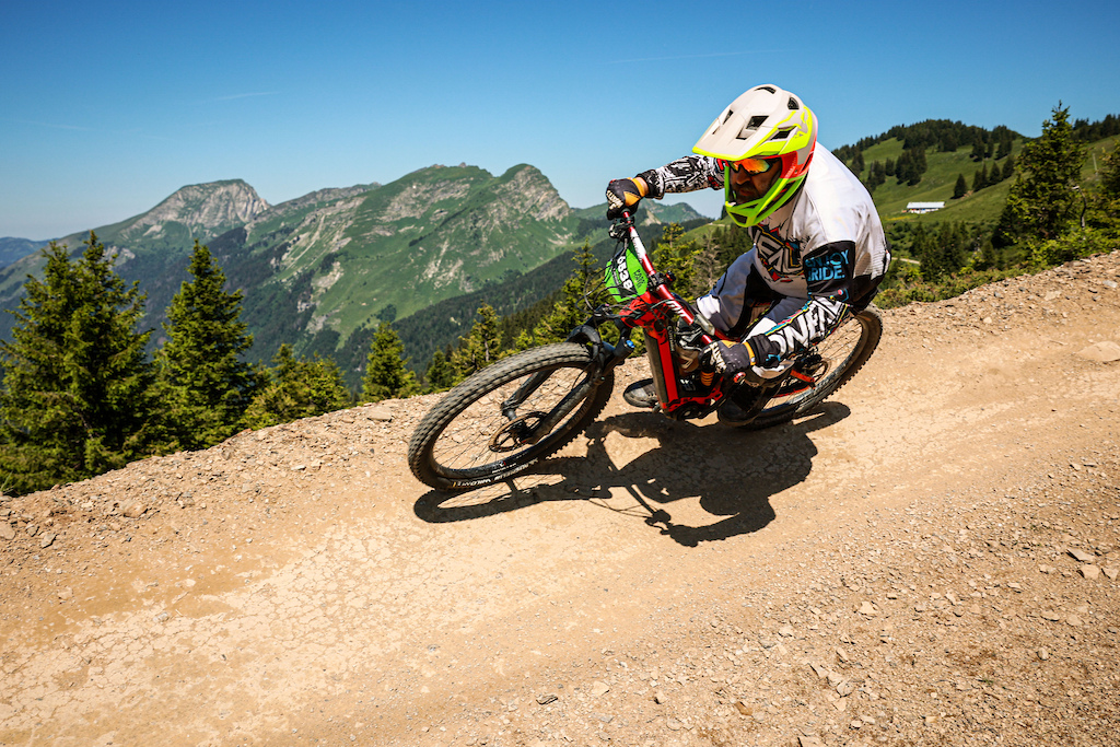 pics took during the pass portes du soleil 2023
conway xyron carbon with fox 38 - fast suspension and fox dhx2