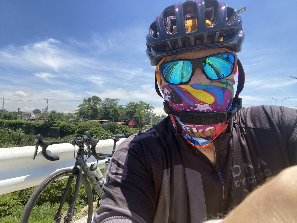 I stopped along the bridge, which is considered a "Short Cut" to get up to the ridge road into Tagaytay. It is a good road to start my rides, as there is usually less traffic on this road.