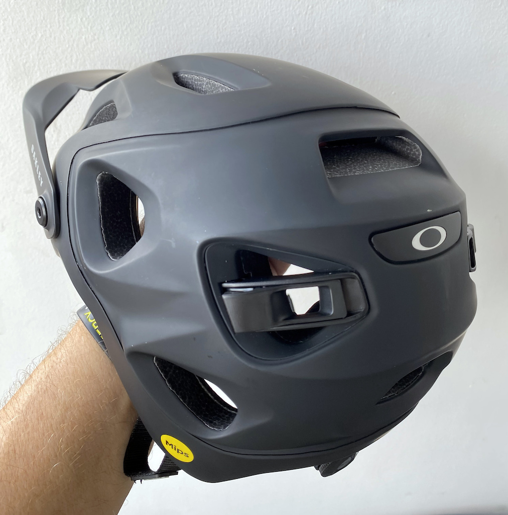 The Oakley DRT5 Trial/Enduro Mnt. Bike Helmet - 3/4 Rear View - Showing the integrated "Eyewear Landing Zone" that secures your glasses on the helmet.