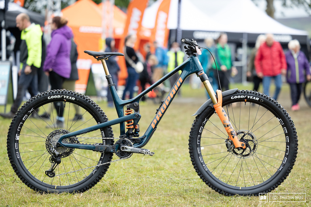 The Tyee 6 CF is a size large, hosting 170mm up front and 160mm out back