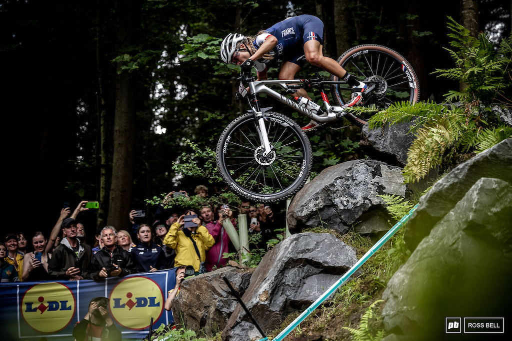 Loana Lecomte led the early changes but was overpowered by Pauline Ferrand Prevot.