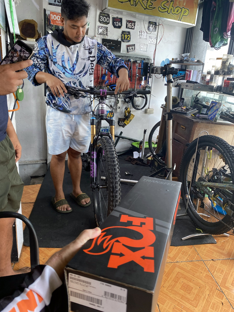 My-FELT-Surplus30-Plus - The 2023 Fox “Factory” Transfer dropper post is being installed. My local bike shop is ToTo's. Since I bought the post from them, they offered to install the unit at no charge, so why not? Thank you, Dave and ToTo, for this. you have a customer for life!