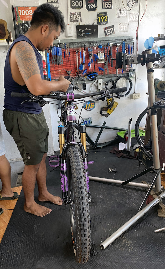 My-FELT-Surplus30-Plus - The 2023 Fox “Factory” Transfer dropper post is being installed. My local bike shop is ToTo's. Since I bought the post from them, they offered to install the unit at no charge, so why not? Thank you, Dave and ToTo, for this. you have a customer for life!