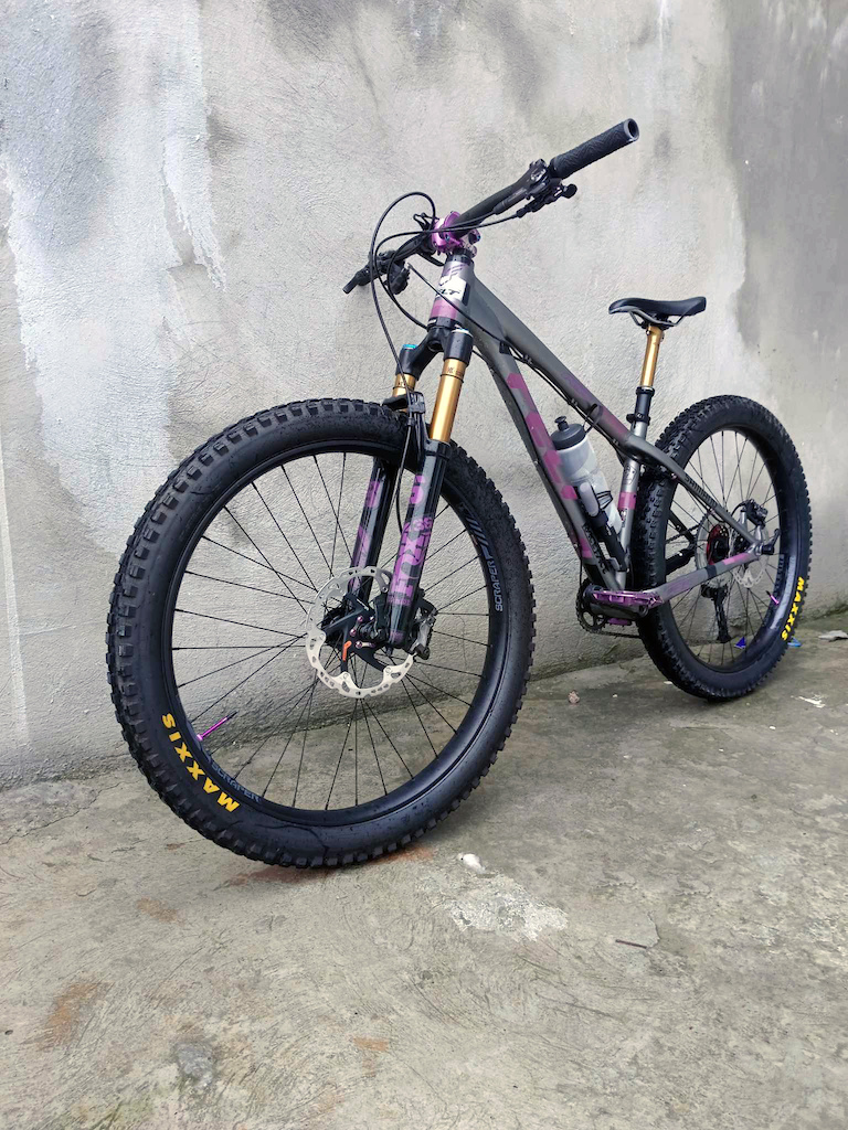 My FELT build is done.
Upgrades include -  Fox Factory 36, a Fox Factory Transfer/SL Dropper Post Shimano XT MT8100 1x11 (10-50),  XT M8120, 4-piston brakes, with  Shimano "Ice-Tech" 203mm front and 180mm rear rotors, CNC alloy, 35mm Stem, stock FELT Carbon Fibre Water Bottle Cage and Bars, MAXXIS 27.5 x 2.8 Minion DHF, Recon on the Rear, Running Tubeless. Chain Guide, ISSI Aloy Flat pedals with replaceable pins, and Alloy and Ti bolts throughout.