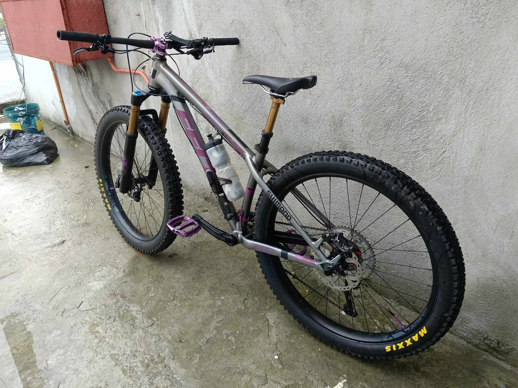 My FELT build is done.
Upgrades include -  Fox Factory 36, a Fox Factory Transfer/SL Dropper Post Shimano XT MT8100 1x11 (10-50),  XT M8120, 4-piston brakes, with  Shimano "Ice-Tech" 203mm front and 180mm rear rotors, CNC alloy, 35mm Stem, stock FELT Carbon Fibre Water Bottle Cage and Bars, MAXXIS 27.5 x 2.8 Minion DHF, Recon on the Rear, Running Tubeless. Chain Guide, ISSI Aloy Flat pedals with replaceable pins, and Alloy and Ti bolts throughout.