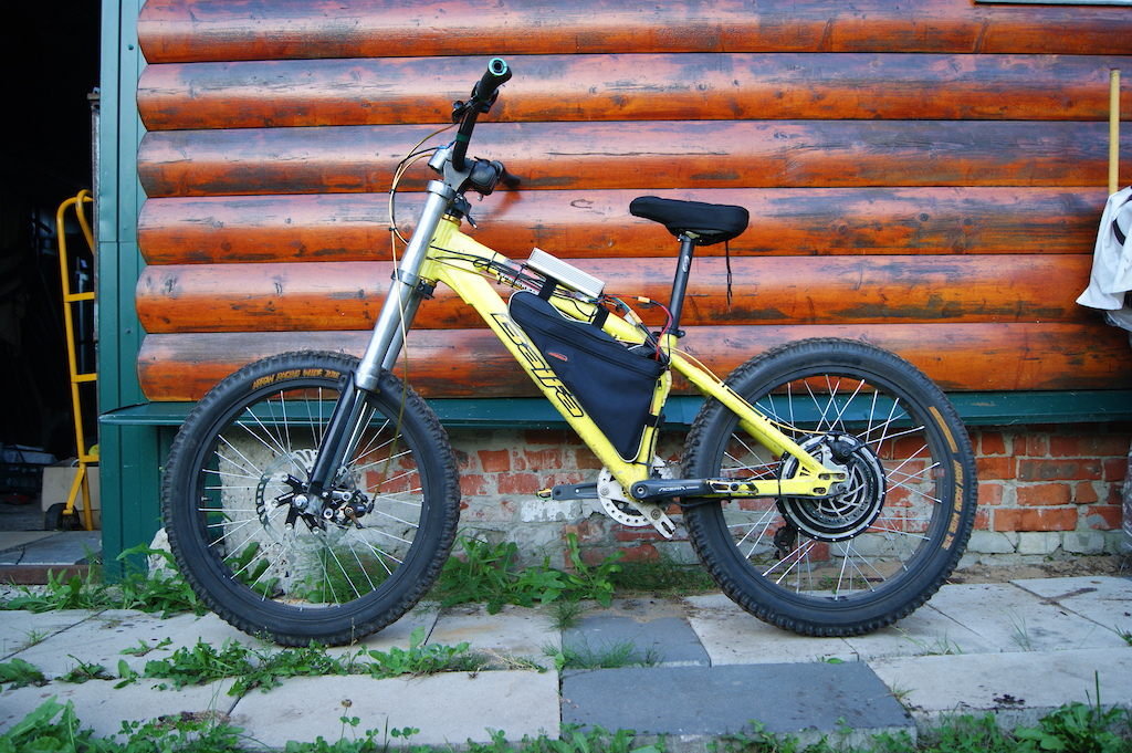 stark pusher e-bike with dirt bike ycf front fork on 24x3.0 arrow racing wide byte.
electrical part:  1.5kWt golden motor