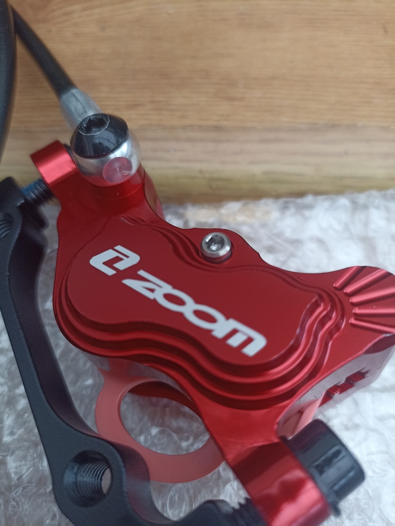Zoom hb-910 brakeset. caliper hose-side. Nice finish, and very solid feeling. 16-14mm piston pairs.