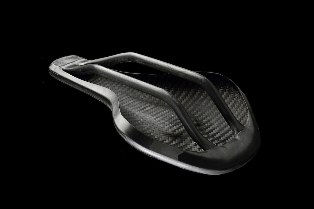 パーツ BIKE AHEAD COMPOSITES Hypersaddle 135mm Bike Ahead Composites The Hypersaddle Carbon Saddle