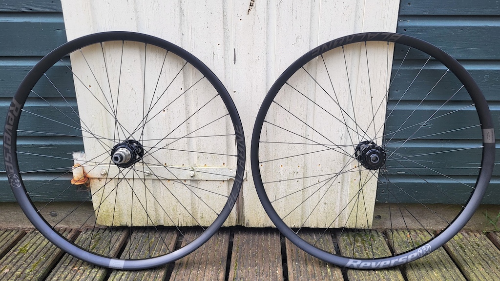 Fresh rebuild wheelset.
Choose the new Reverse Blackone rims, combined with braas nipples and Sapim Race spokes.

The Blackone is very similair to the XM481 but powdercoated instead of the vulnerable DT paint (My XM`s looked really battered after 3 months of use)