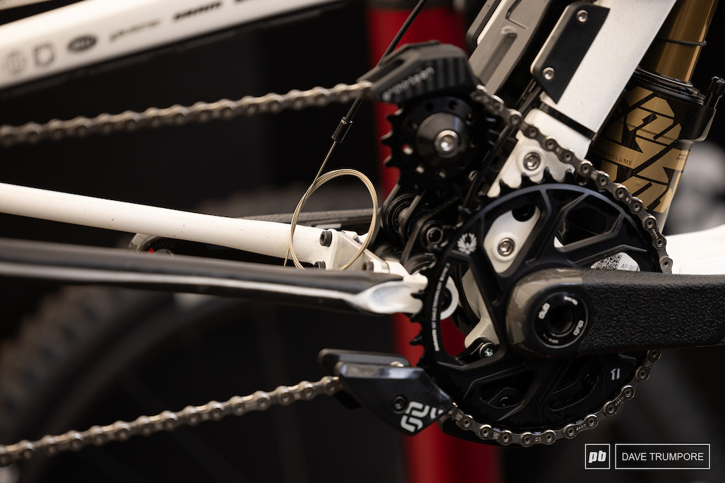 Amaury Pierron's Commencal with different/thin chain stays and removable bridge