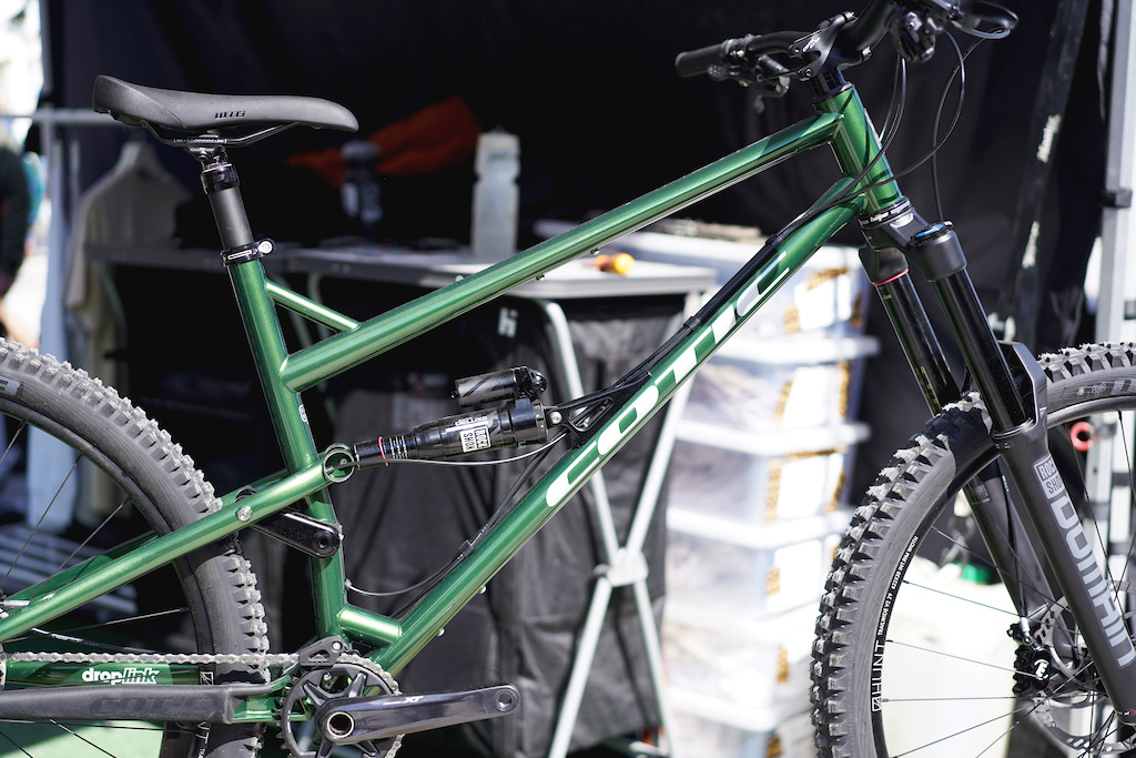 Firma Cotic wprowadziła nową opcję kolorystyczną dla swojego częściowo wyprodukowanego w Wielkiej Brytanii roweru RocketMAX Enduro.
