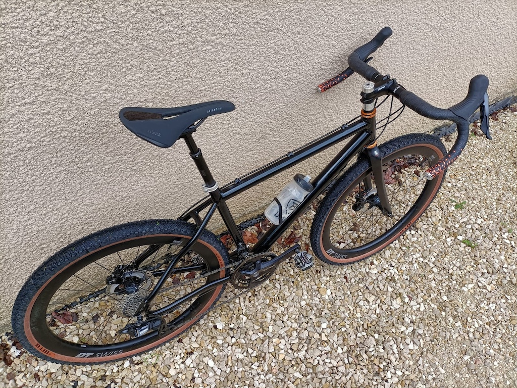 Lapierre reborn 2004
(tecnic disc 2004)

Grx820
grc1400 650b
Fork: ritchey CX
Spank vibracore flare 25
Jdd hope
Bdp WH
wire : 47