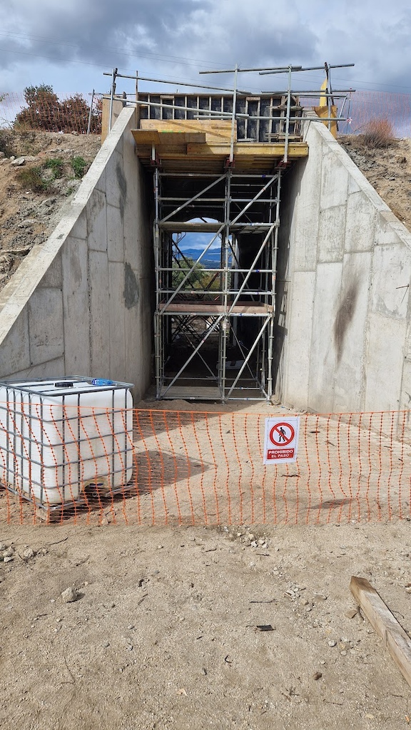 Camino cortado debido a las obras de la via de tren de cercanías