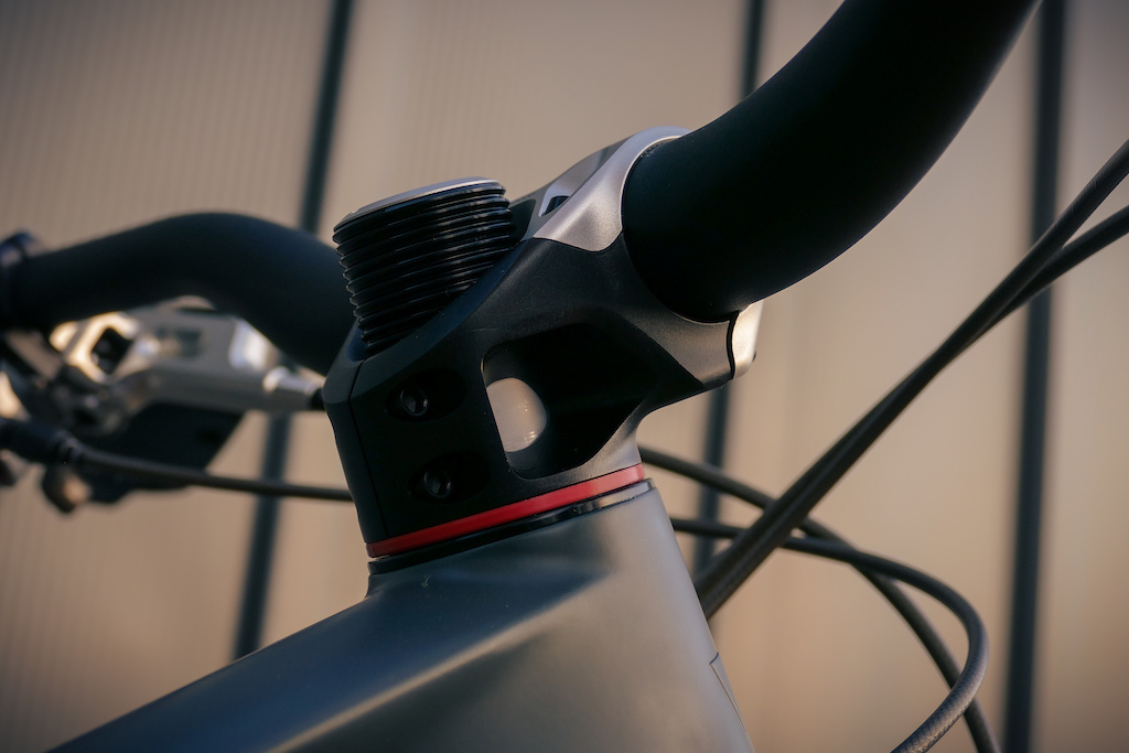 SCOR 4060 LT dream build.

One-off stem I designed myself in CAD. Integrates directly with the Scor's headset minimizing components to maximize stiffness. Integrated bearing race, 50mm rise, 36mm length, 70mm clamping width, ti hardware.

SLF Motion NoVis Spacers.