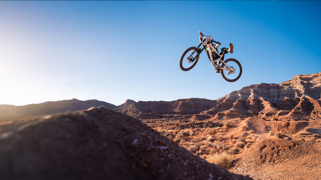 Tyler McCaul in the desert on his new Ari Bike with HUNT Wheels.
Photo credit: Jasper Wesselman.