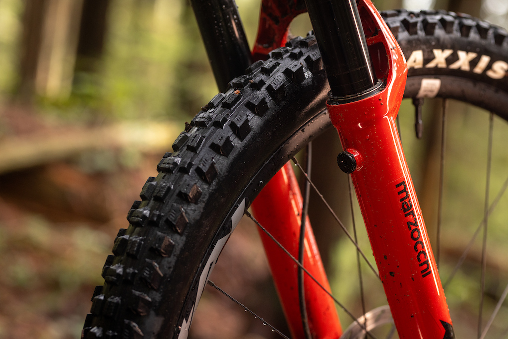 VTT Rocky Mountain Slayer XL – Fourche Marzocchi Bomber – Freins Avid XT – État Neuf
