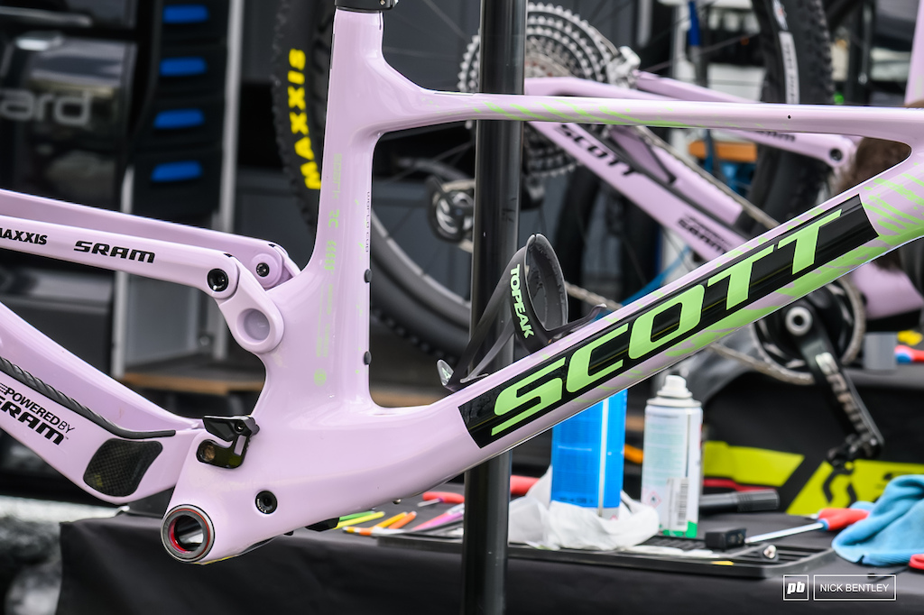 Scott’s XC and downhill teams are now running the same paint job on their bikes.