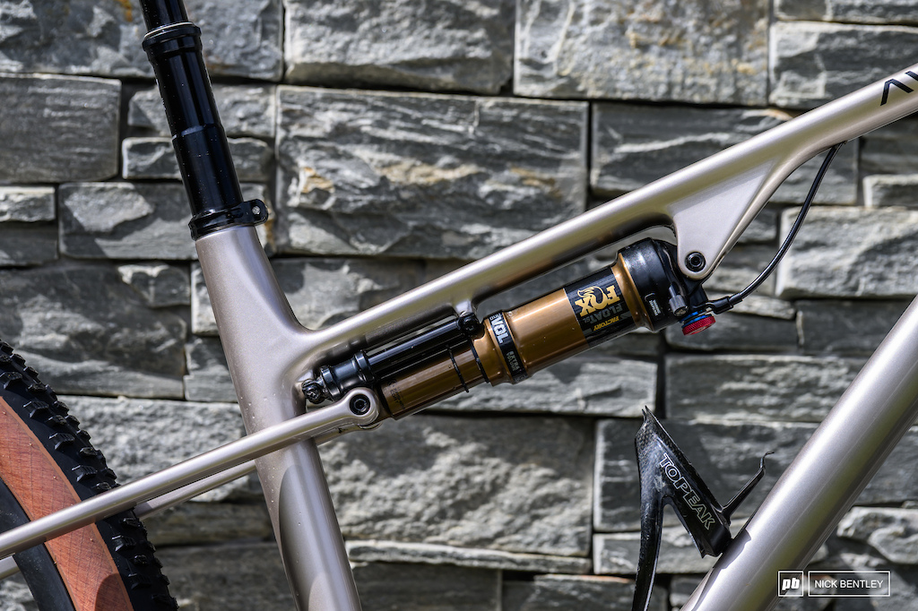 Instead of a traditional pivot, the Avona uses a slider system, a pretty unique approach that helps keep the frame light and compact while still delivering the desired leverage curve.