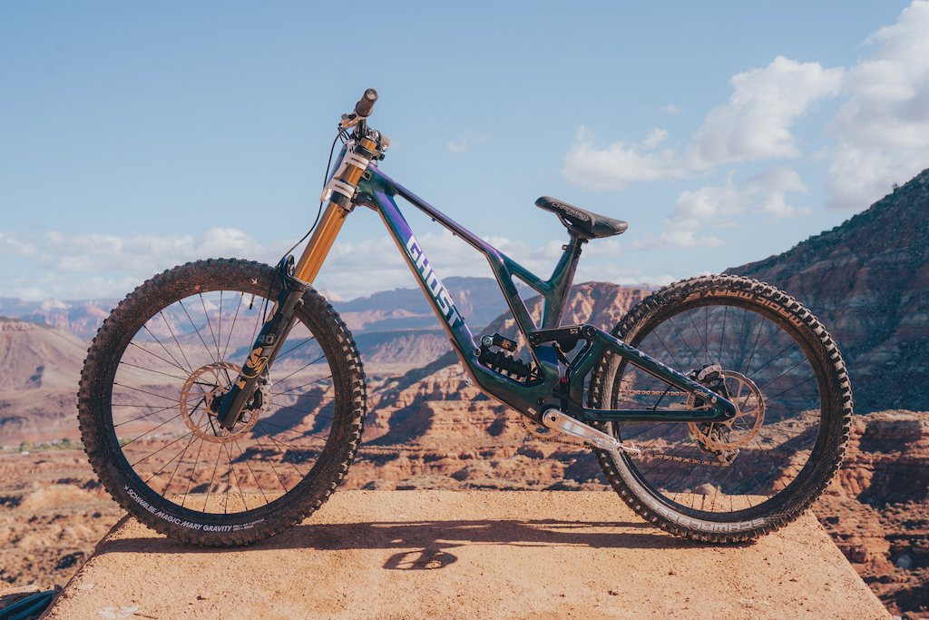 Ghost  POACHA in M with Headset -5 and Low Pivot
 Front Suspension: Fox 40 - 105 psi - 5 tokens
 Rear Suspension: Fox DHX2, 550 lbs
Wheels: 27.5” front - 26” rear
Brakes: SRAM Maven Ultimate, 200mm rotors
Drivetrain: SRAM X01