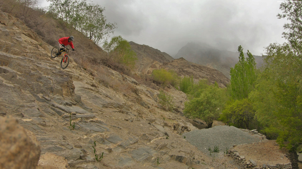 Photo Story: Tense on the Fence - Ladakh \\ www.vinaymenon.com