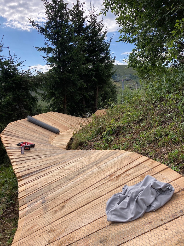 This northshory section with optional jumps over wet terrain offers an alternative to the Sonnenrast Trail for more experienced riders and lesser experienced riders who want to improve their balancing technique.