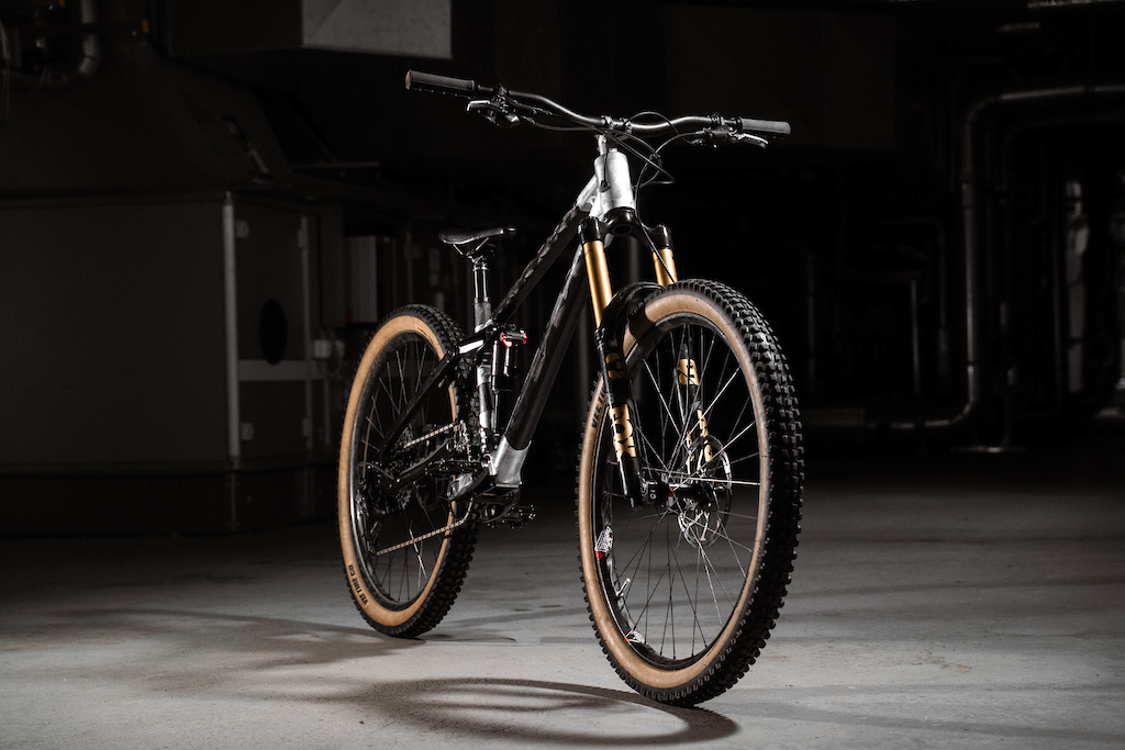The Development of Kavenz's Lugged-Carbon Frame - Project VHP X