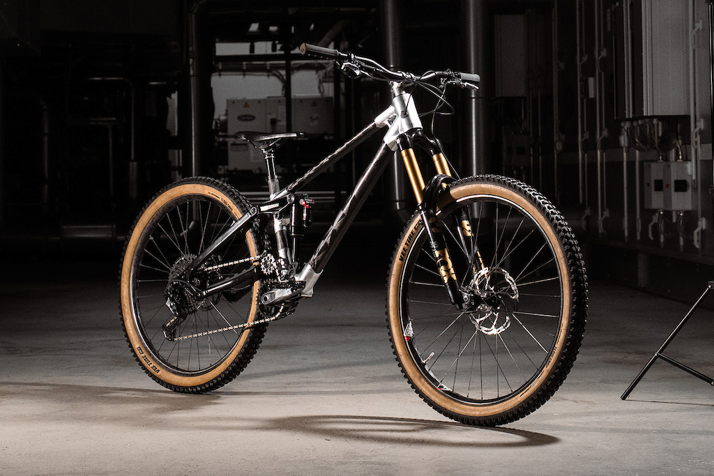 The Development of Kavenz's Lugged-Carbon Frame - Project VHP X