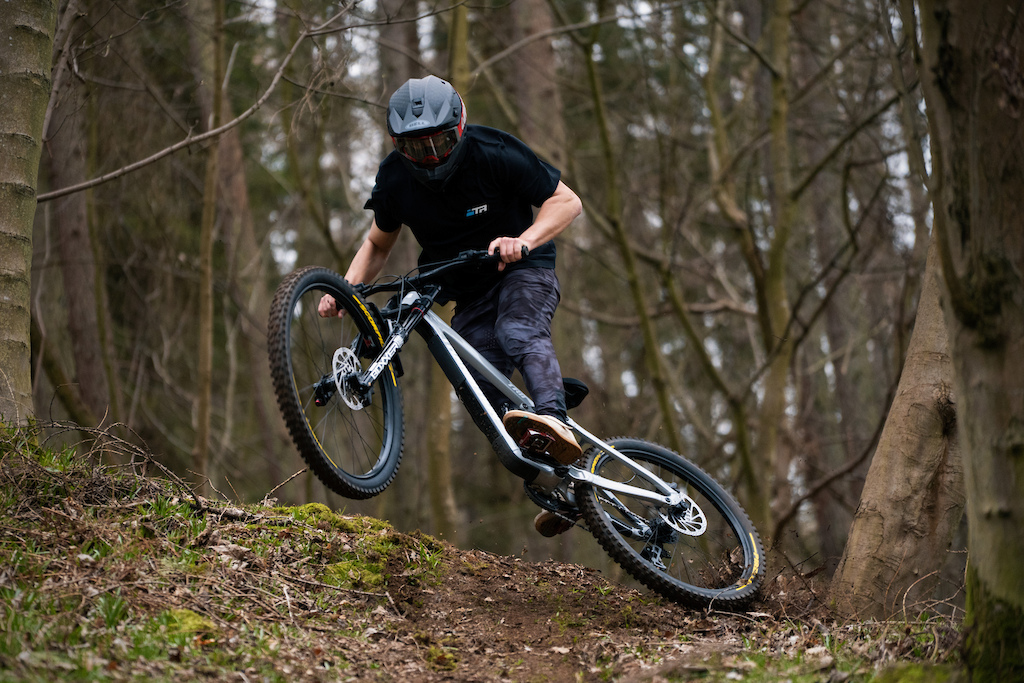 トゥルリラ Video: Lachlan Blair Rides The New Transition TR11 in 'Eleven out