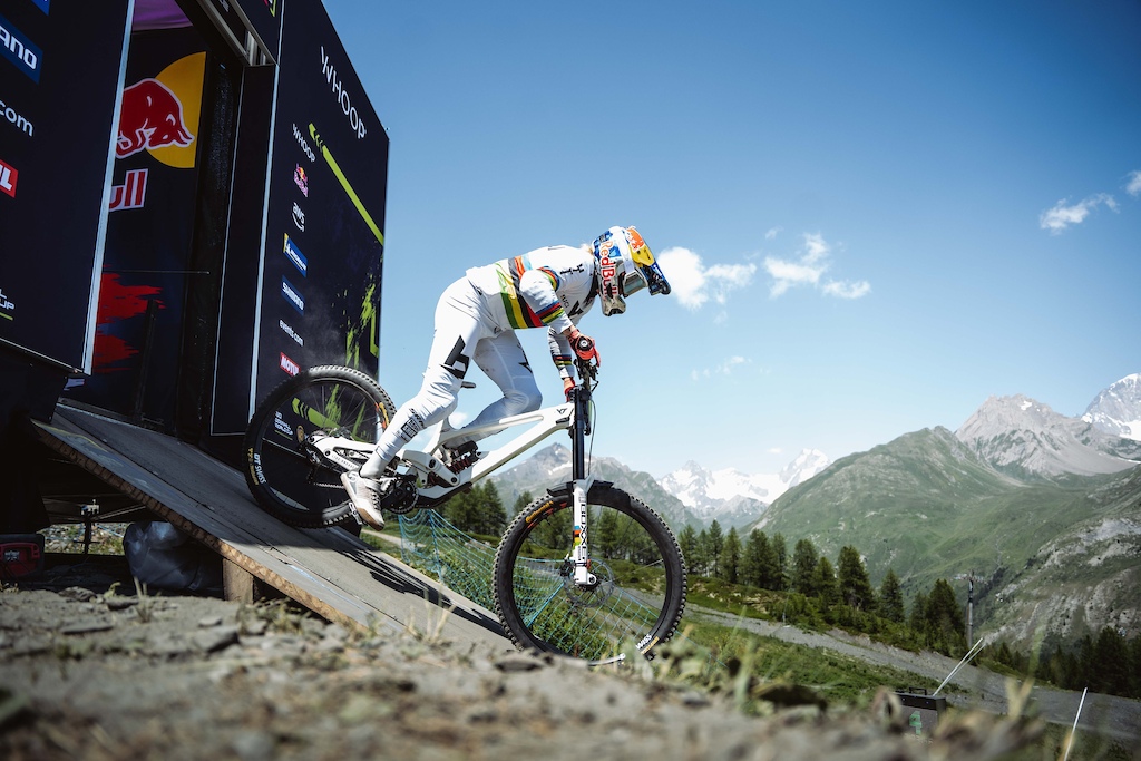 Video: Inside Vali Höll & Danny Hart's Defining 2025 Seasons in