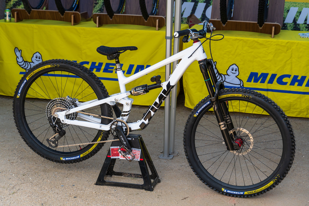 A very clean Zink hanging out in the Michelin booth.