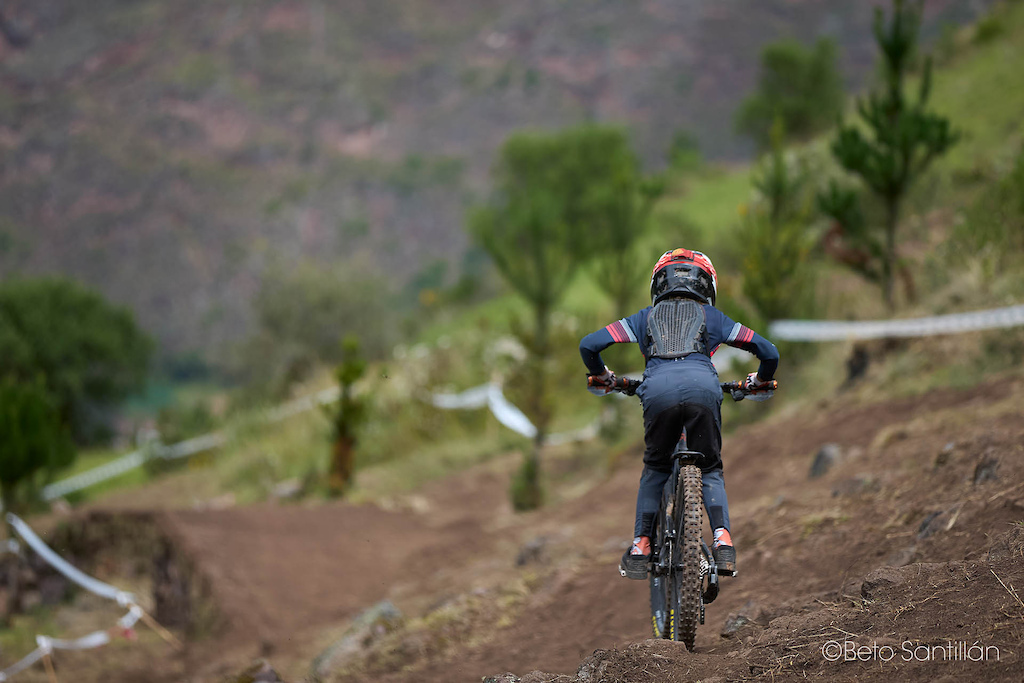 Full commitment down the line—Pacífico Sarmiento charging hard at Santísimo DH. ⚡